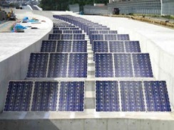 名古屋環状2号線のはりに敷設される太陽光発電パネル（イメージ写真、NEXCO中日本提供）